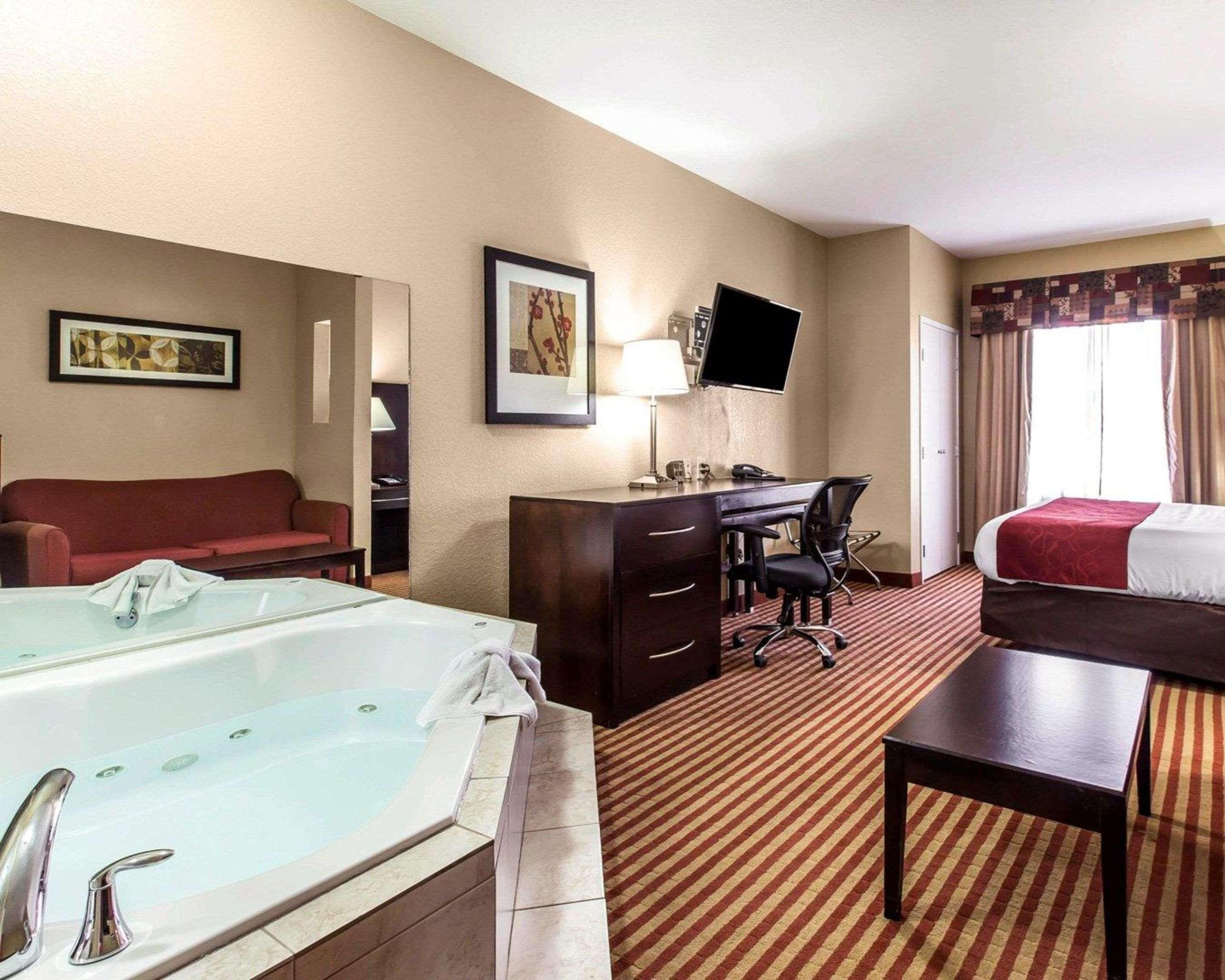 Comfort Suites Waycross Bagian luar foto